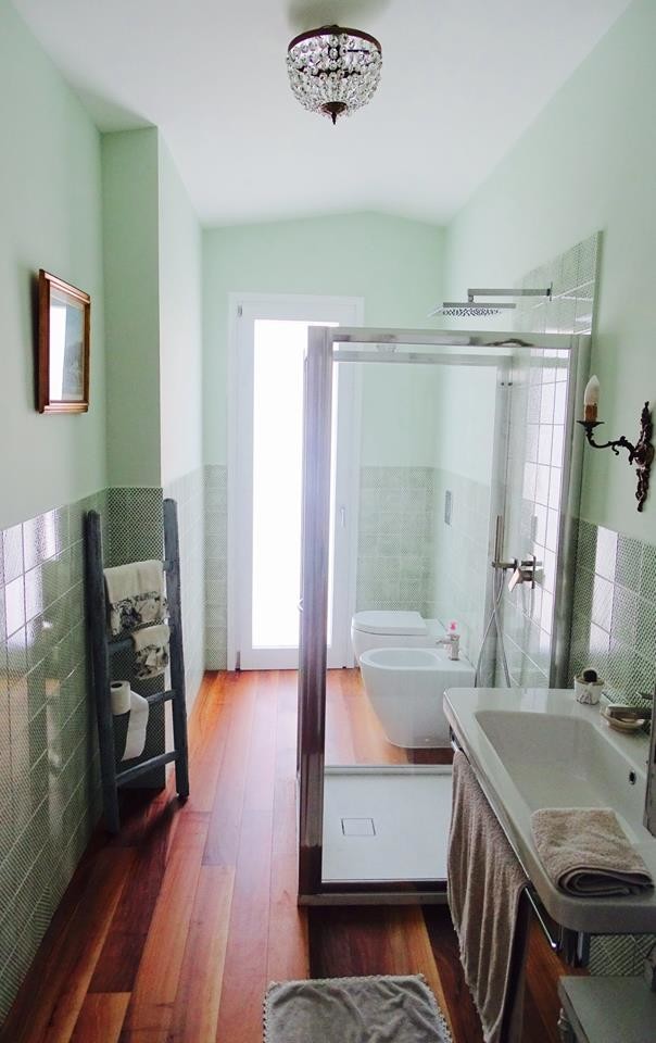 Cette image montre une salle de bain style shabby chic.