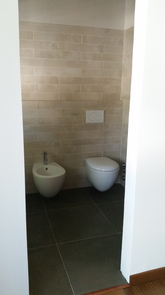 Modern inredning av ett mellanstort en-suite badrum, med beige kakel, porslinskakel, beige väggar, klinkergolv i porslin, grått golv och en vägghängd toalettstol