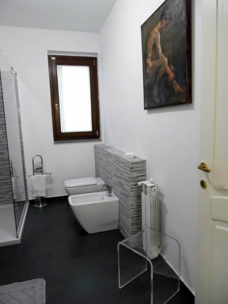 Идея дизайна: ванная комната среднего размера в стиле модернизм с плоскими фасадами, белыми фасадами, открытым душем, раздельным унитазом, черно-белой плиткой, удлиненной плиткой, белыми стенами, полом из сланца, душевой кабиной, консольной раковиной и стеклянной столешницей