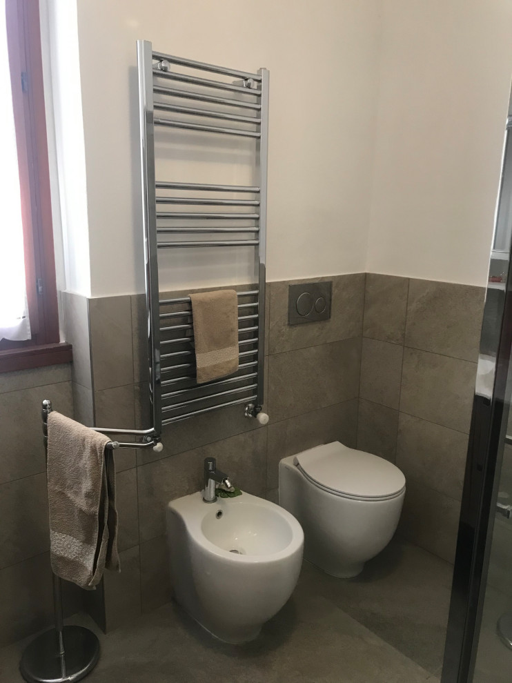 Example of a mid-sized minimalist 3/4 porcelain tile porcelain tile, gray floor and single-sink bathroom design in Milan with dark wood cabinets, gray walls, an integrated sink, a hinged shower door, white countertops, a niche and a floating vanity