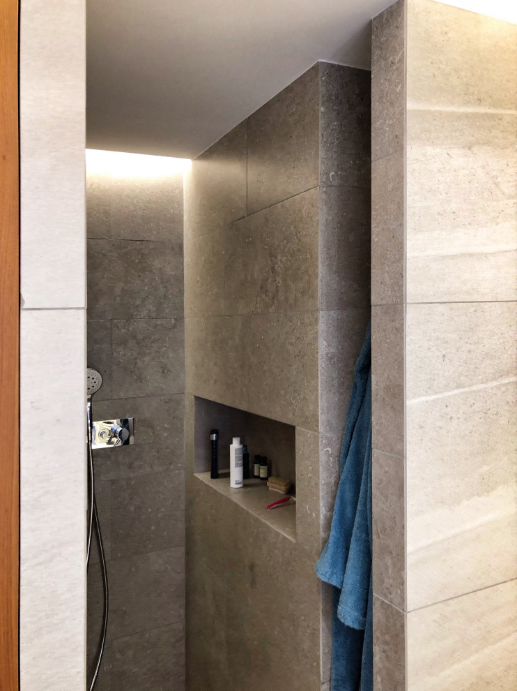 Ispirazione per un'in muratura stanza da bagno con doccia moderna di medie dimensioni con doccia aperta, WC a due pezzi, piastrelle in gres porcellanato, pareti beige, pavimento in gres porcellanato, lavabo sospeso e pavimento marrone