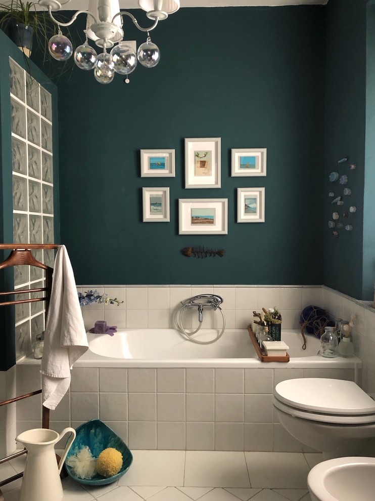 Ejemplo de cuarto de baño contemporáneo con sanitario de pared, baldosas y/o azulejos de cerámica, paredes verdes, suelo de baldosas de cerámica, lavabo sobreencimera, suelo blanco y encimeras grises