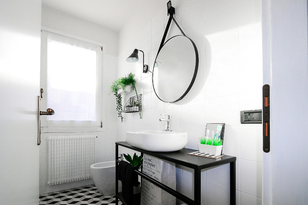 Immagine di una piccola stanza da bagno con doccia scandinava con nessun'anta, ante nere, pistrelle in bianco e nero, pareti bianche e porta doccia scorrevole
