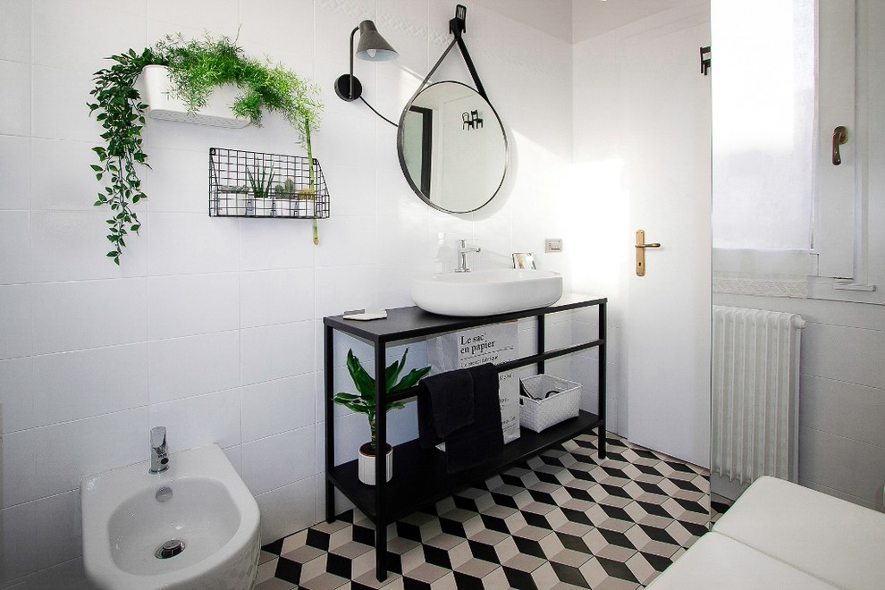 Idéer för ett litet skandinaviskt badrum med dusch, med svarta skåp, en hörndusch, en toalettstol med separat cisternkåpa, vit kakel, keramikplattor, vita väggar, cementgolv, ett fristående handfat, vitt golv och dusch med skjutdörr