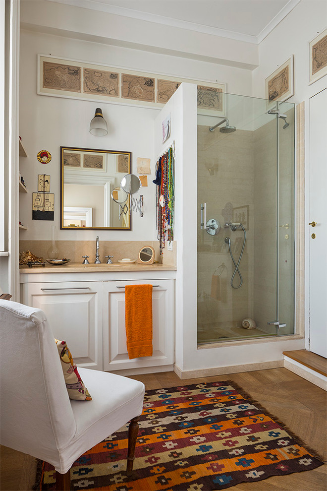 Exemple d'une douche en alcôve chic avec un mur blanc et un sol en bois brun.