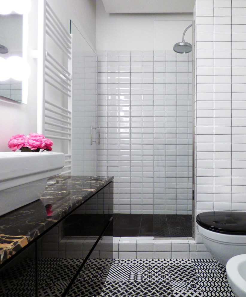 Idee per una stanza da bagno con doccia design di medie dimensioni con ante lisce, ante bianche, doccia ad angolo, WC a due pezzi, pistrelle in bianco e nero, pareti bianche, pavimento in gres porcellanato, lavabo a bacinella e top in marmo