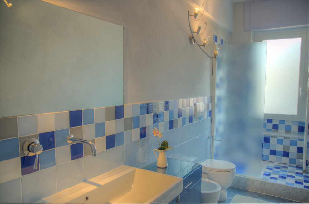 Aménagement d'une salle de bain bord de mer avec un mur bleu.