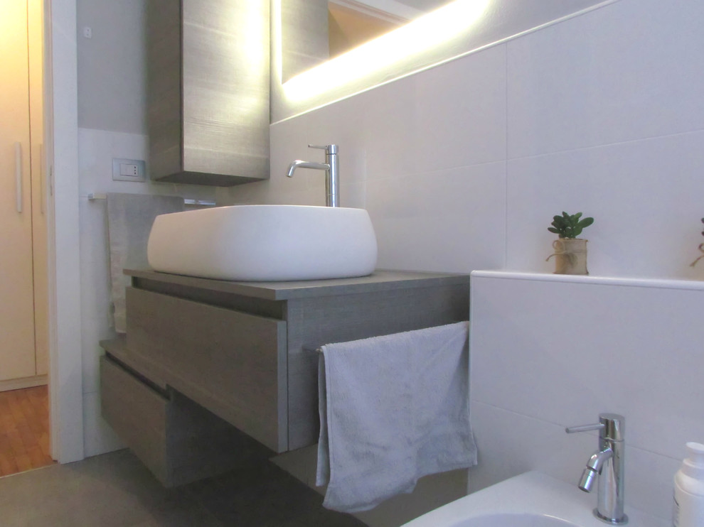 Example of a trendy bathroom design in Milan