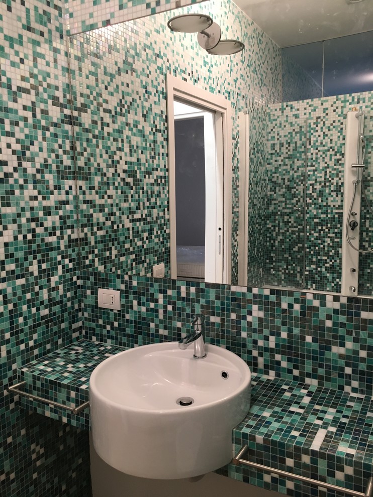 Foto di una stanza da bagno contemporanea con piastrelle verdi, piastrelle a mosaico, pavimento in legno massello medio, lavabo a consolle e top in vetro