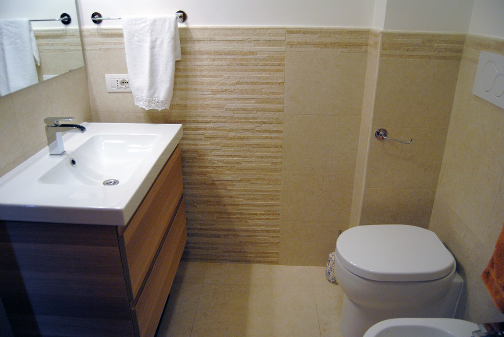 На фото: ванная комната в стиле модернизм с темными деревянными фасадами, угловой ванной, раздельным унитазом, бежевой плиткой, керамогранитной плиткой, белыми стенами, полом из керамогранита, монолитной раковиной и бежевым полом