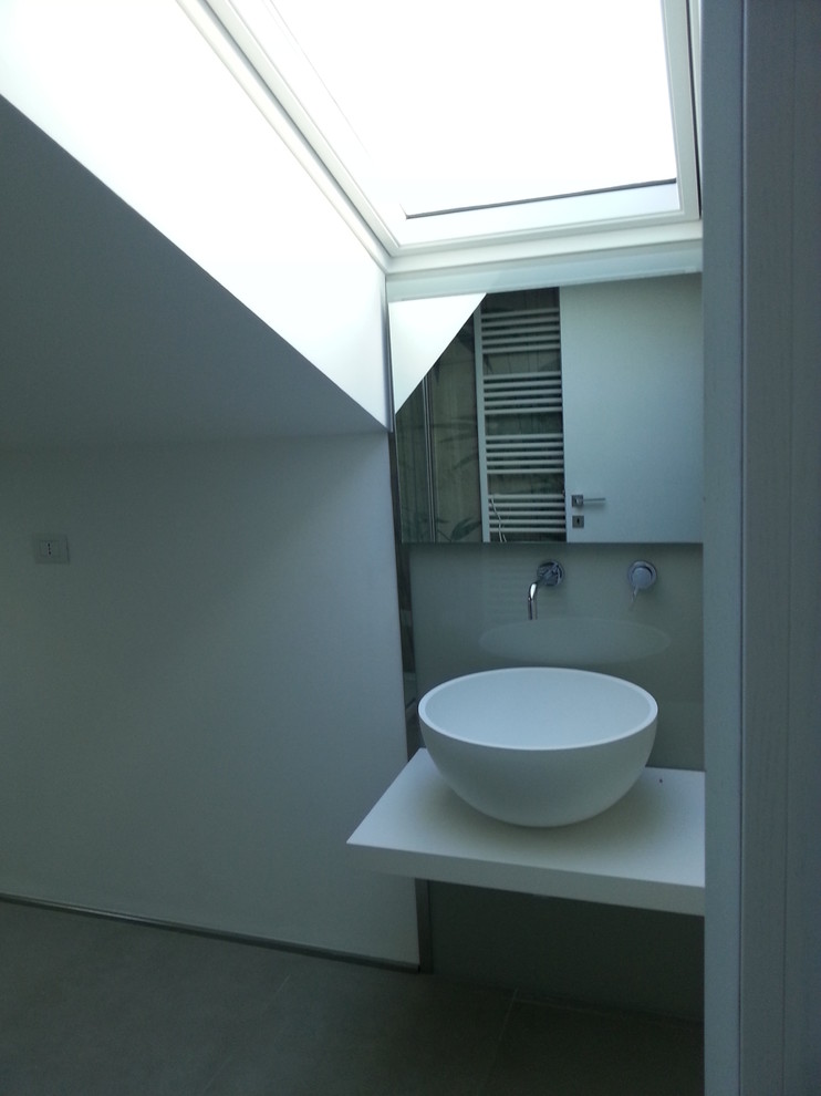 Foto di una grande stanza da bagno padronale contemporanea con WC sospeso, pareti bianche e pavimento in gres porcellanato