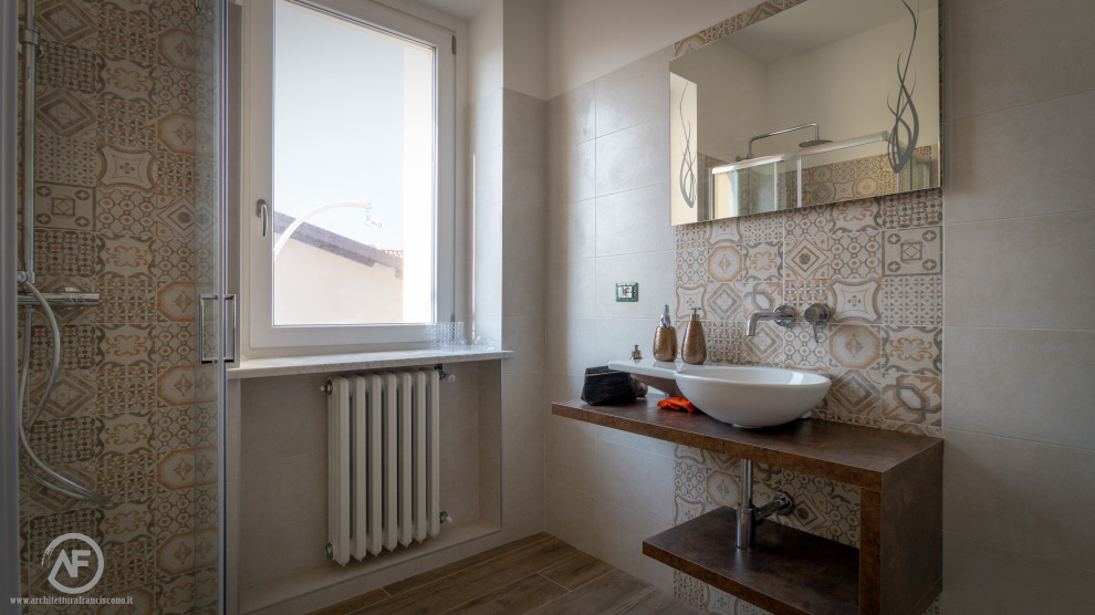 Источник вдохновения для домашнего уюта: ванная комната в современном стиле с темными деревянными фасадами, угловым душем, инсталляцией, керамогранитной плиткой, полом из керамогранита, настольной раковиной и душем с распашными дверями