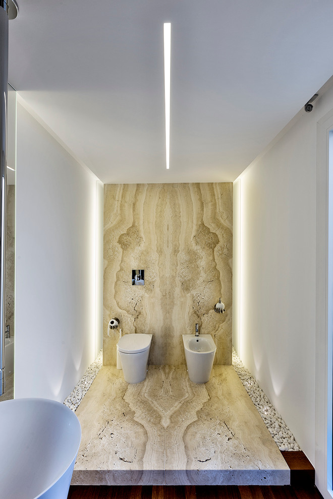 Ejemplo de cuarto de baño principal contemporáneo de tamaño medio con sanitario de dos piezas, baldosas y/o azulejos blancos, losas de piedra, paredes blancas, suelo de travertino y lavabo con pedestal