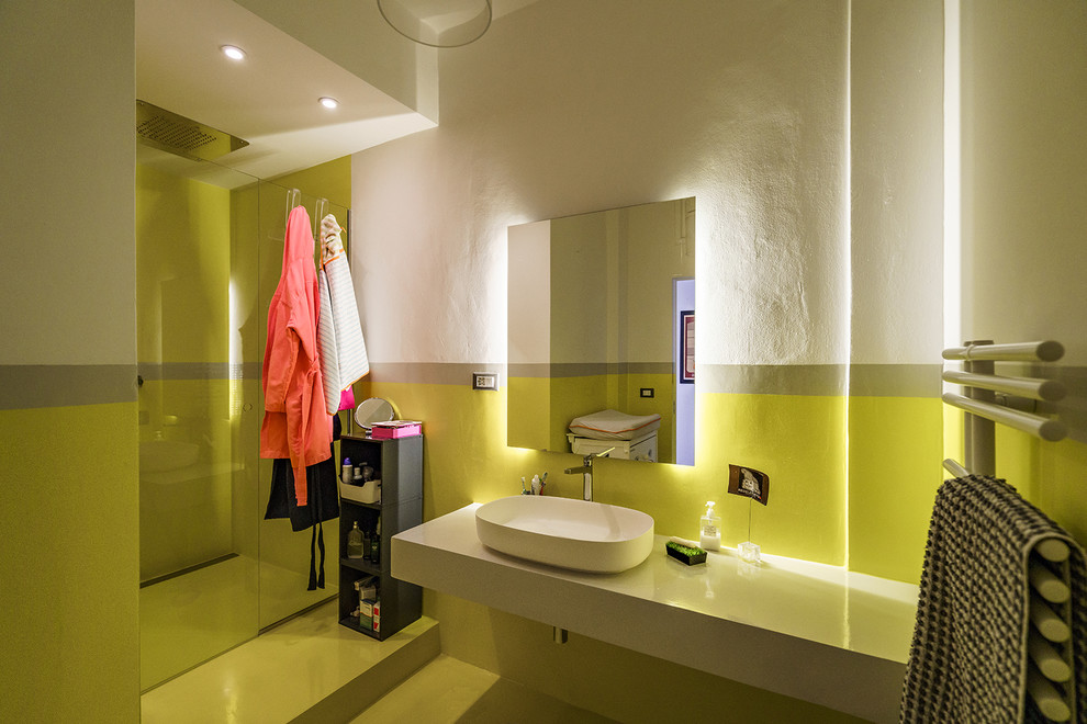 Idéer för ett stort modernt grå badrum med dusch, med öppna hyllor, grå skåp, en kantlös dusch, en vägghängd toalettstol, gula väggar, vinylgolv, ett fristående handfat, bänkskiva i betong, gult golv och dusch med gångjärnsdörr