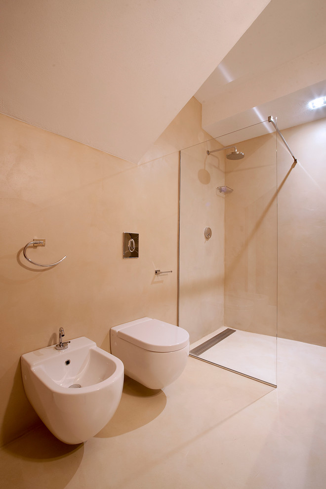 Cette photo montre une salle de bain tendance avec une douche ouverte, WC suspendus et aucune cabine.