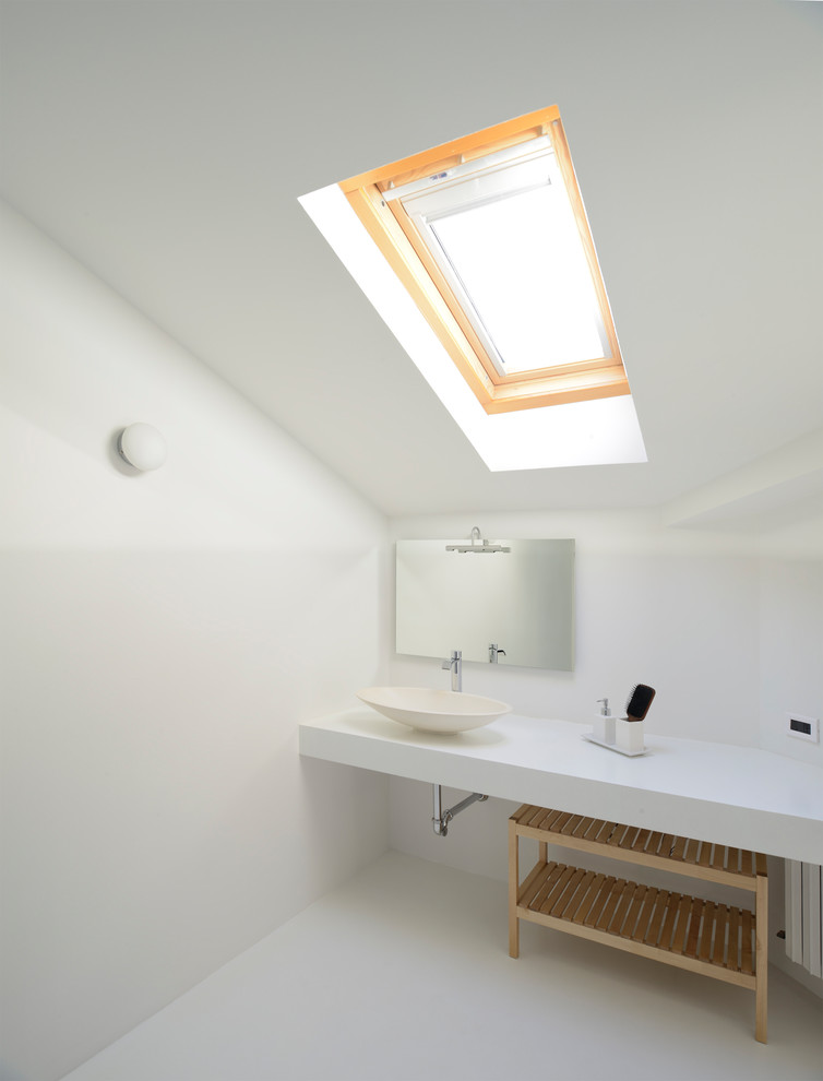 Стильный дизайн: ванная комната в стиле модернизм с белыми стенами, настольной раковиной, белым полом и белой столешницей - последний тренд