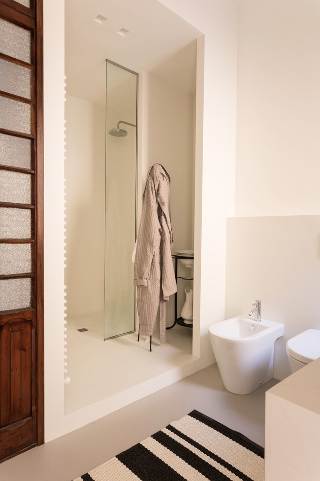 Example of a trendy bathroom design in Bologna
