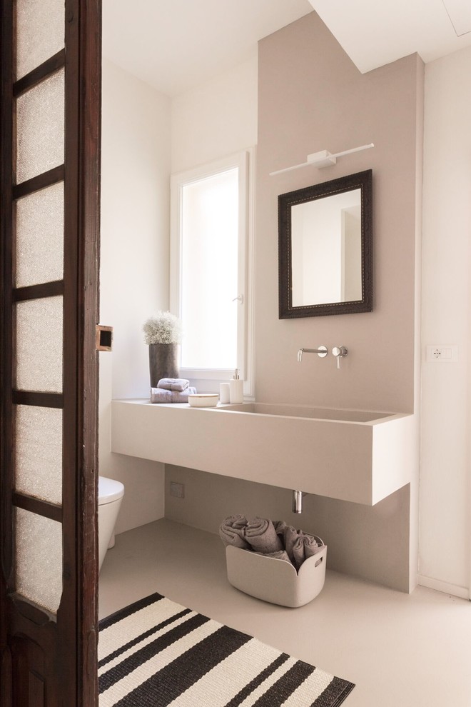 Diseño de cuarto de baño beige y blanco mediterráneo con suelo beige, encimeras beige, paredes beige y lavabo integrado