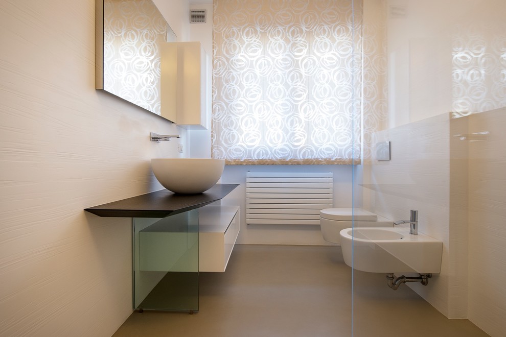 На фото: ванная комната среднего размера в современном стиле с плоскими фасадами, белыми фасадами, инсталляцией, бежевой плиткой, белыми стенами, душевой кабиной, настольной раковиной и столешницей из дерева с