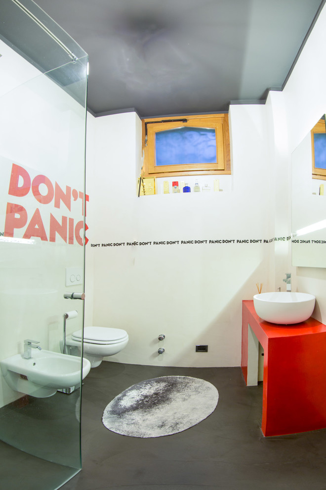 На фото: маленькая ванная комната в стиле фьюжн с плоскими фасадами, красными фасадами, белыми стенами и душевой кабиной для на участке и в саду с