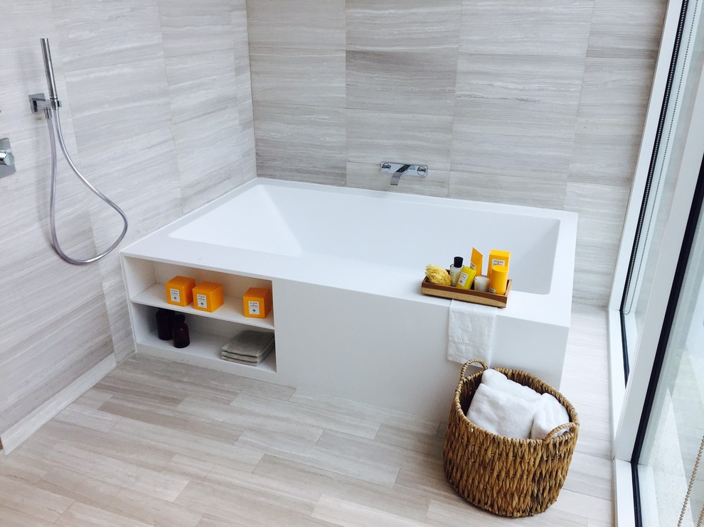 Idee per una stanza da bagno padronale moderna con vasca ad angolo e top in superficie solida