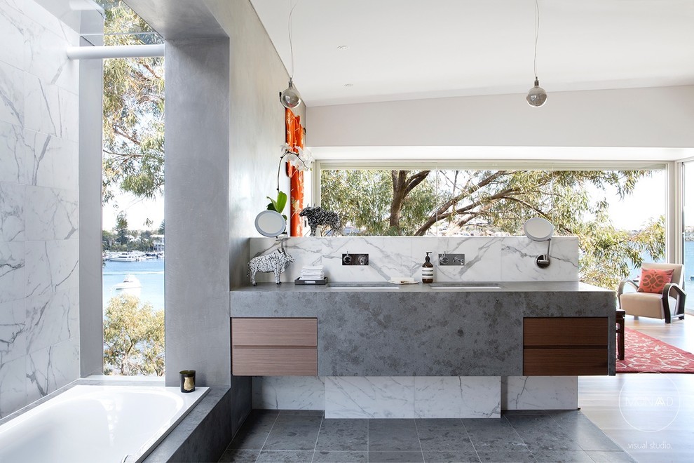 Großes Asiatisches Badezimmer En Suite mit Einbaubadewanne, grauer Wandfarbe, Marmorboden, integriertem Waschbecken und Marmor-Waschbecken/Waschtisch in Perth