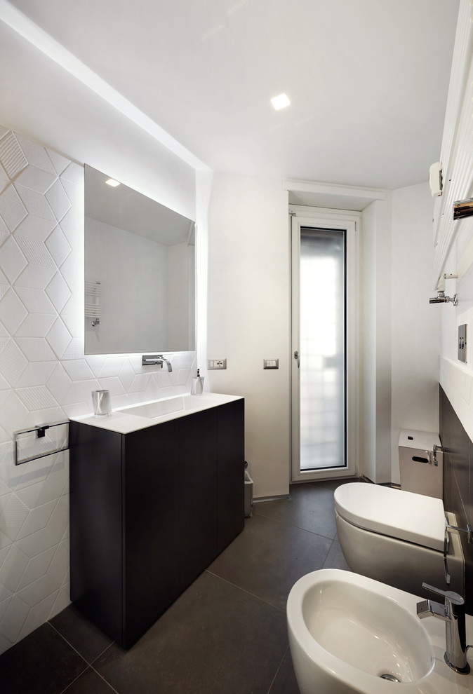 Ispirazione per una piccola stanza da bagno contemporanea con bidè, pareti bianche, pavimento con piastrelle in ceramica e lavabo integrato