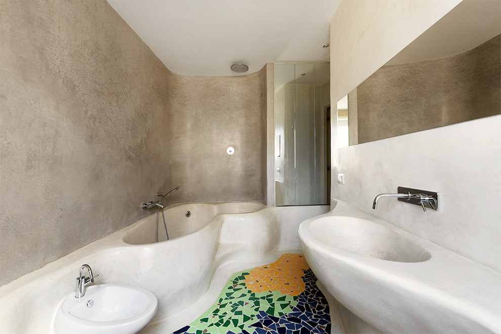 Idées déco pour une salle de bain principale éclectique avec un lavabo intégré, un bidet, un carrelage multicolore, mosaïque, un mur beige et un sol en carrelage de terre cuite.