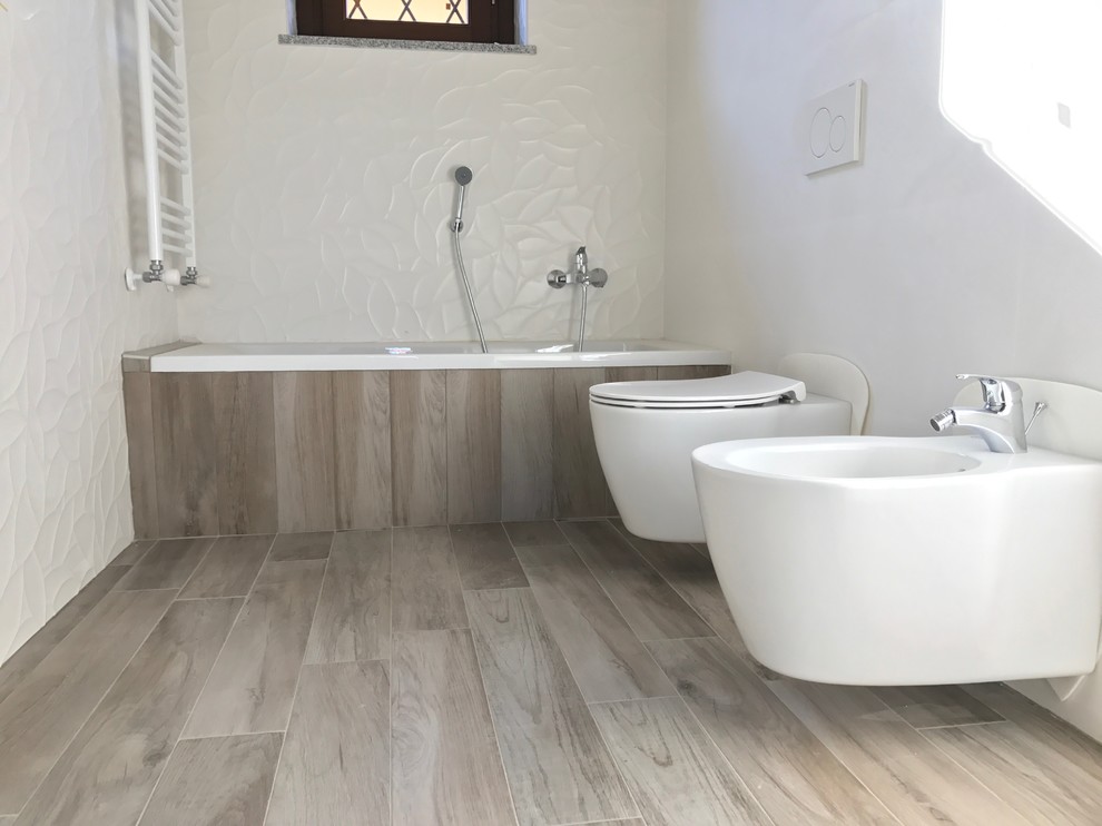 Idee per una stanza da bagno minimalista con piastrelle bianche, piastrelle in ceramica e pavimento in gres porcellanato