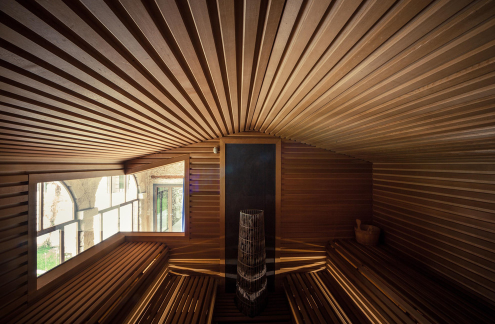 Immagine di una grande sauna nordica con ante in legno chiaro e parquet chiaro