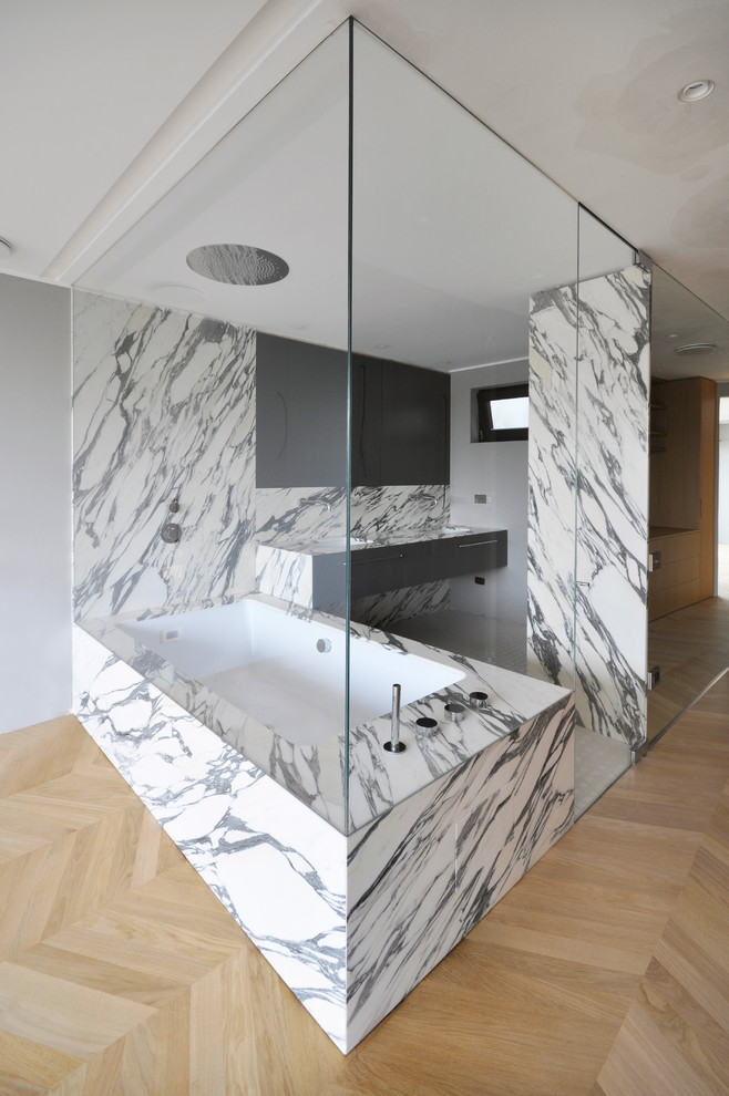 Inspiration för stora moderna en-suite badrum, med en jacuzzi, en dusch/badkar-kombination och vita väggar
