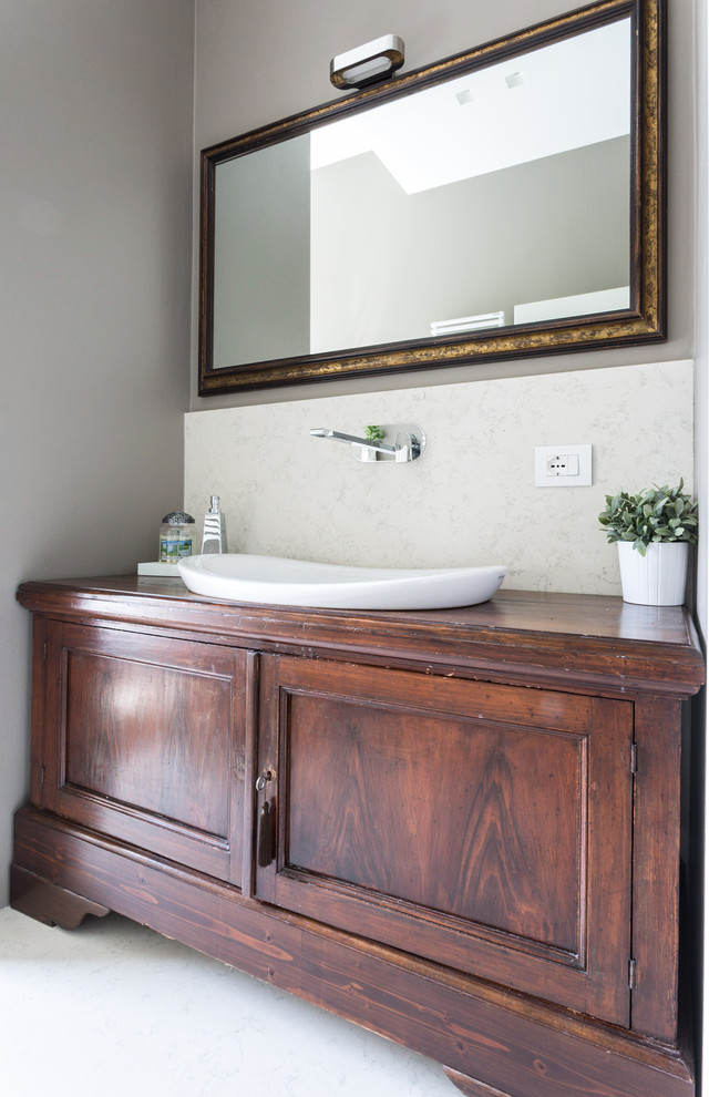 Источник вдохновения для домашнего уюта: ванная комната в классическом стиле с темными деревянными фасадами и столешницей из дерева