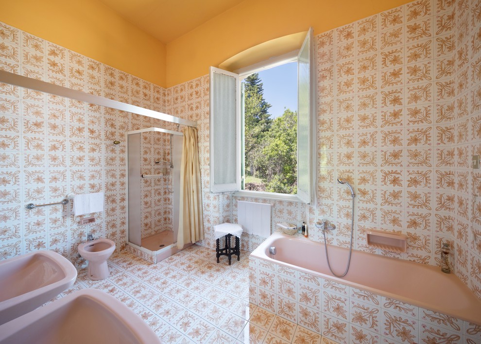 На фото: главная ванная комната в средиземноморском стиле с угловой ванной, угловым душем, унитазом-моноблоком, бежевой плиткой, белой плиткой, разноцветными стенами, раковиной с пьедесталом, разноцветным полом и шторкой для ванной