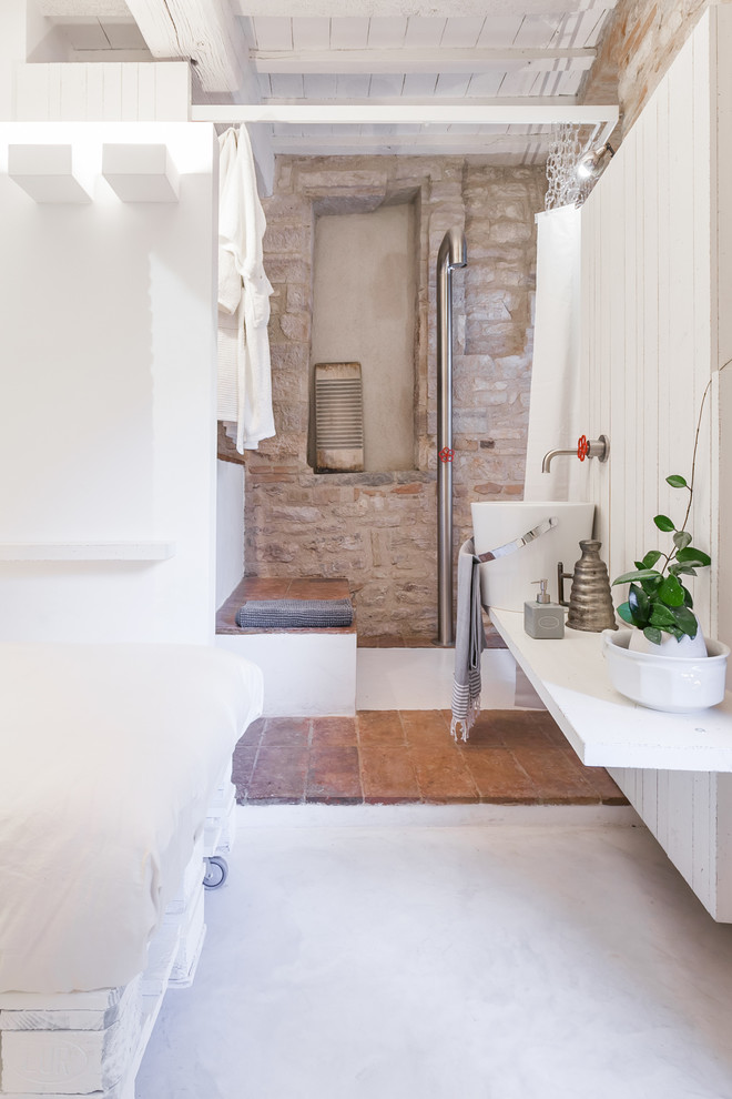 Foto di una piccola stanza da bagno con doccia industriale con doccia aperta, pareti bianche, pavimento in cemento, lavabo a bacinella e doccia aperta