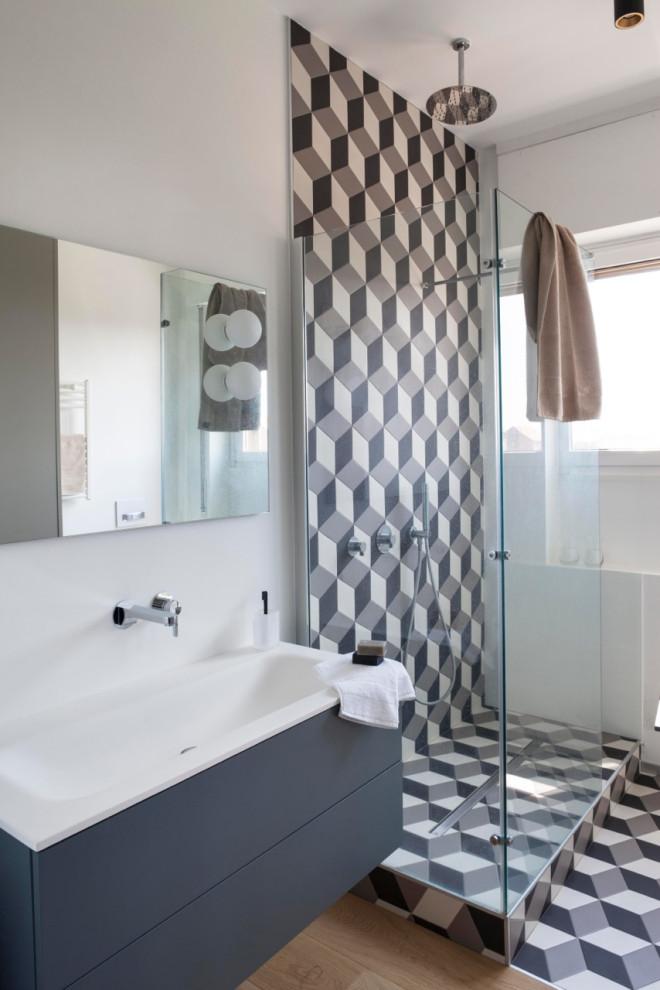 Exempel på ett mellanstort modernt vit vitt badrum med dusch, med släta luckor, grå skåp, en hörndusch, flerfärgad kakel, porslinskakel, vita väggar, ett integrerad handfat, beiget golv och dusch med gångjärnsdörr