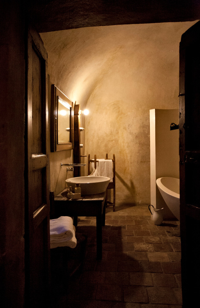 Inspiration for a rustic bathroom remodel in Milan