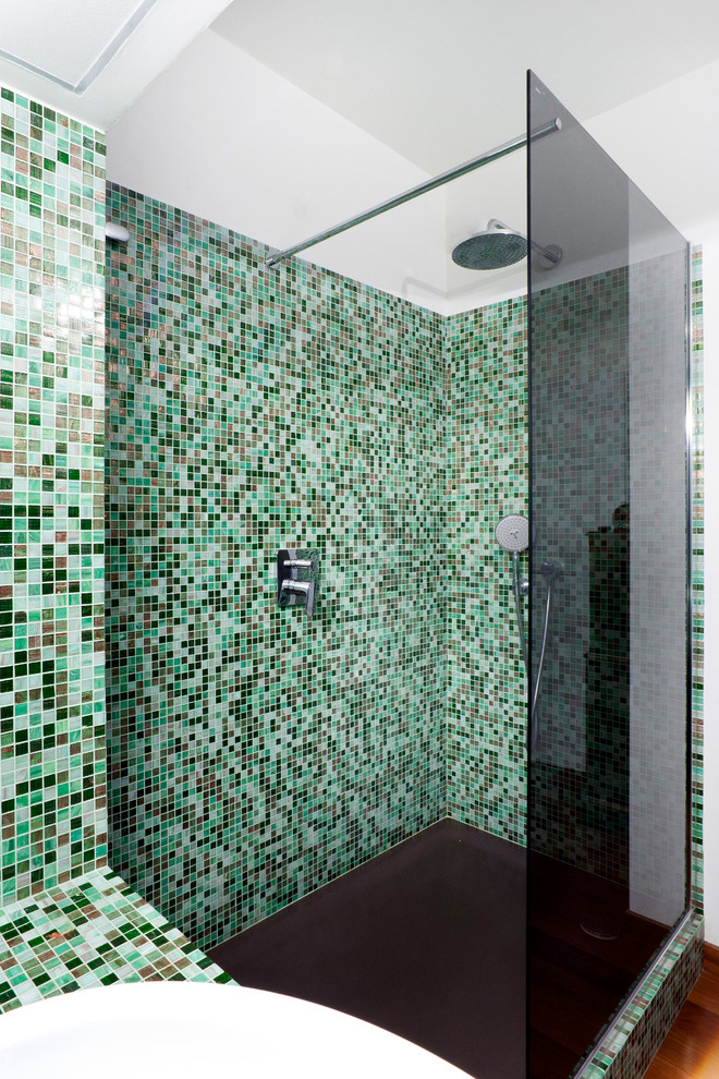 Idées déco pour une salle de bain moderne avec une douche d'angle, un carrelage vert et mosaïque.