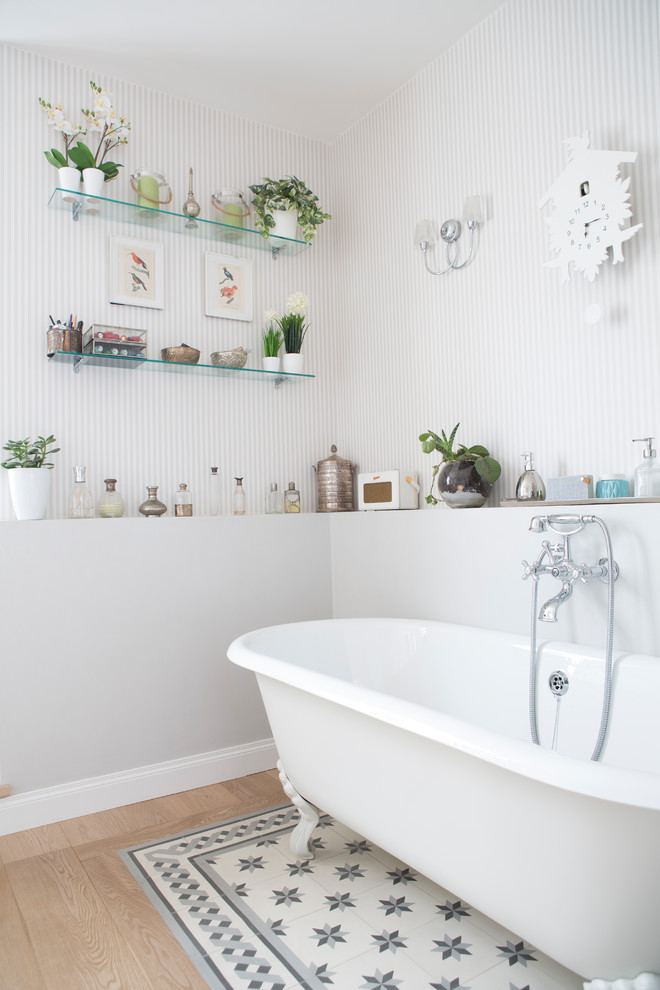 Foto di una stanza da bagno shabby-chic style con vasca con piedi a zampa di leone e parquet chiaro