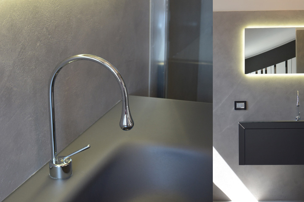 Inspiration för mellanstora moderna badrum med dusch, med luckor med glaspanel, grå skåp, en dubbeldusch, en toalettstol med separat cisternkåpa, grå kakel, grå väggar, betonggolv, ett integrerad handfat och bänkskiva i glas