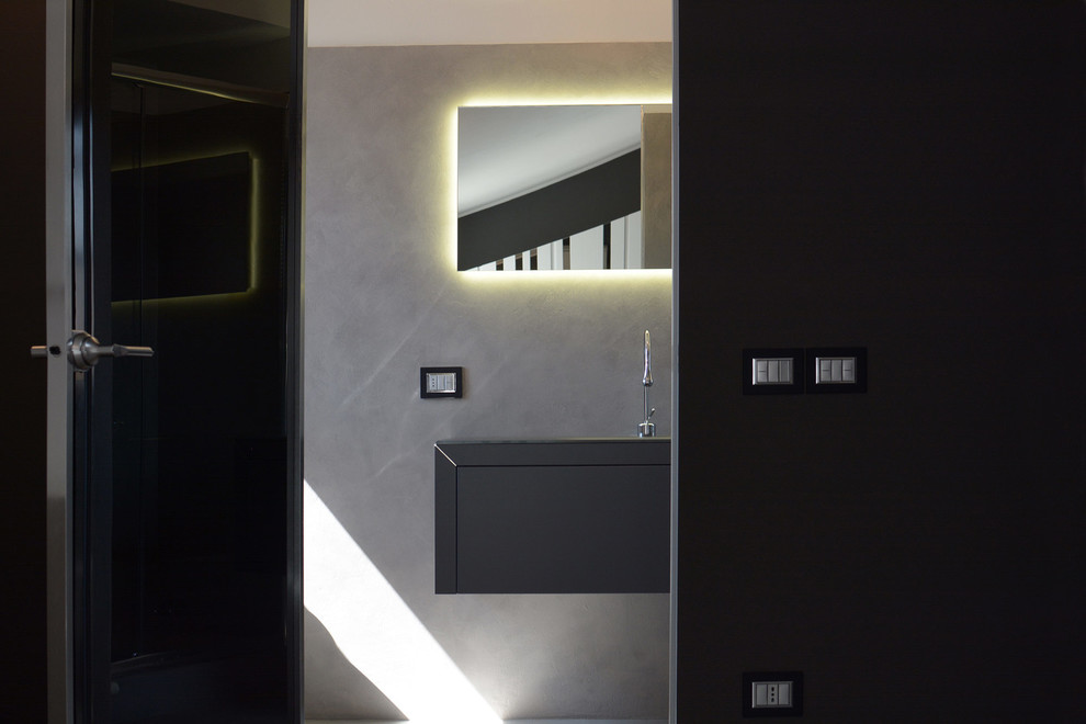 Свежая идея для дизайна: ванная комната среднего размера в современном стиле с стеклянными фасадами, серыми фасадами, двойным душем, раздельным унитазом, серой плиткой, серыми стенами, бетонным полом, душевой кабиной, монолитной раковиной и стеклянной столешницей - отличное фото интерьера
