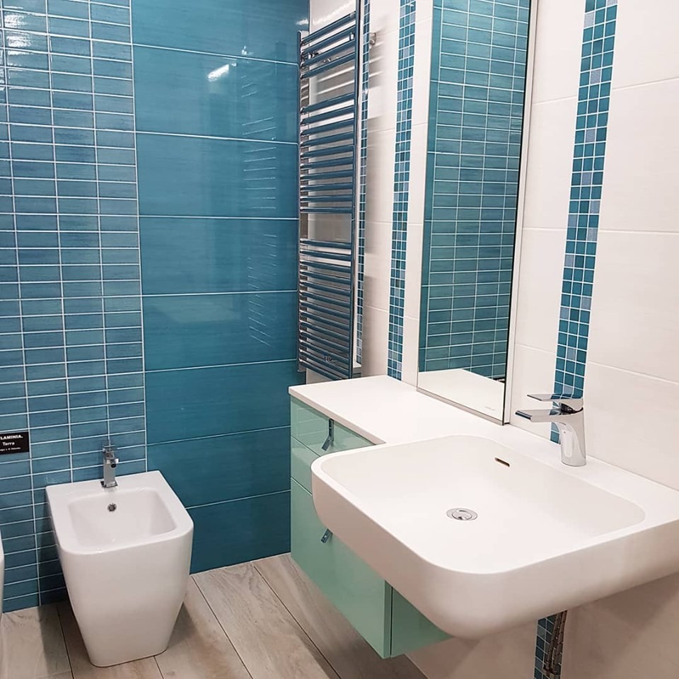 Ejemplo de cuarto de baño contemporáneo con armarios con paneles lisos, sanitario de una pieza, baldosas y/o azulejos multicolor, suelo de baldosas de porcelana y lavabo integrado