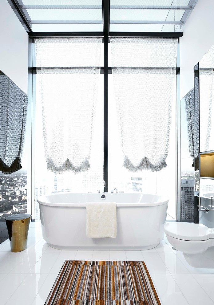 Источник вдохновения для домашнего уюта: ванная комната среднего размера в современном стиле с отдельно стоящей ванной, инсталляцией, белой плиткой и полом из керамической плитки