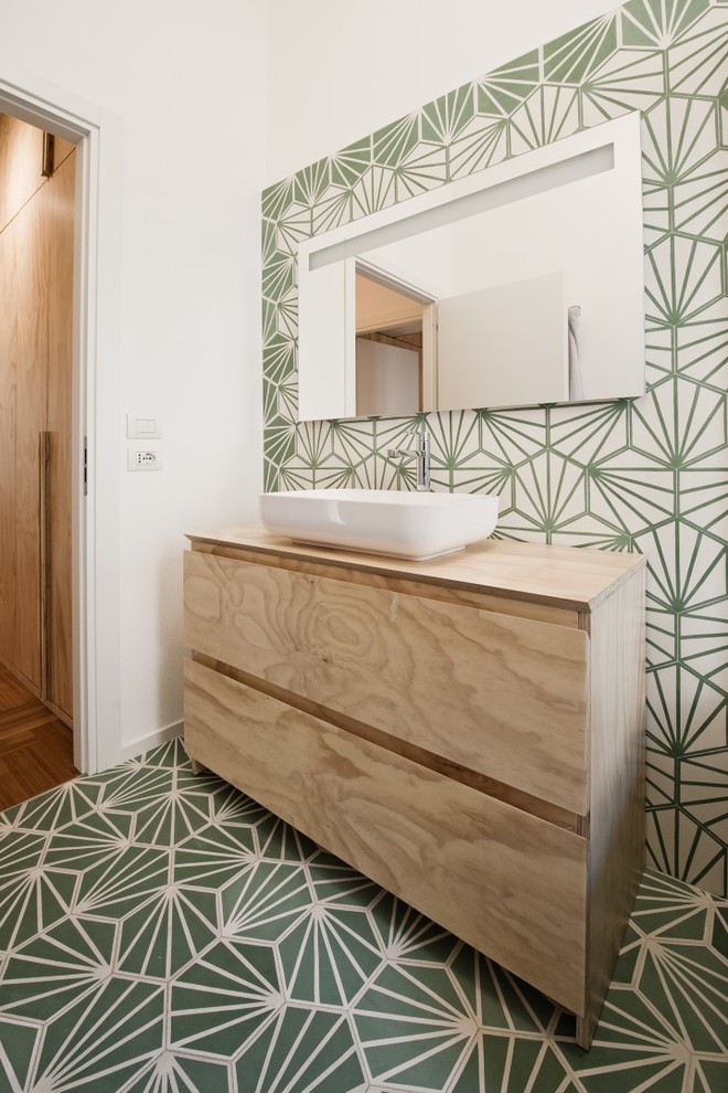 На фото: ванная комната в современном стиле с белой плиткой, зеленой плиткой, белыми стенами, полом из керамической плитки, настольной раковиной, столешницей из дерева, разноцветным полом, плоскими фасадами, светлыми деревянными фасадами и бежевой столешницей