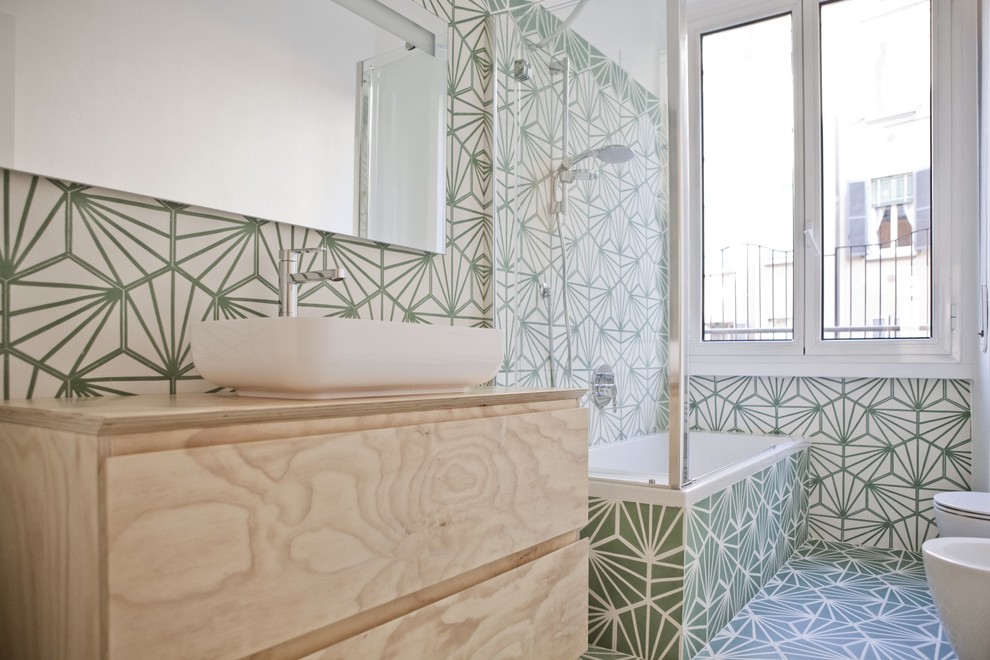 Пример оригинального дизайна: маленькая главная ванная комната в стиле фьюжн с фасадами с декоративным кантом, светлыми деревянными фасадами, угловой ванной, зеленой плиткой, цементной плиткой, зелеными стенами, полом из цементной плитки, настольной раковиной, столешницей из дерева, зеленым полом и душем с распашными дверями для на участке и в саду