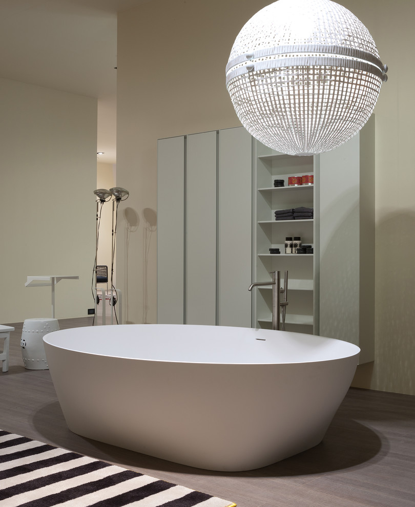 This is an example of a contemporary bathroom in Florence.