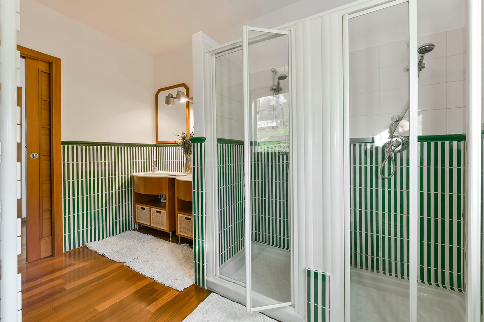 Пример оригинального дизайна: большая ванная комната в стиле кантри с раздельным унитазом, разноцветной плиткой, керамической плиткой, белыми стенами, паркетным полом среднего тона, душевой кабиной, накладной раковиной, мраморной столешницей и двойным душем