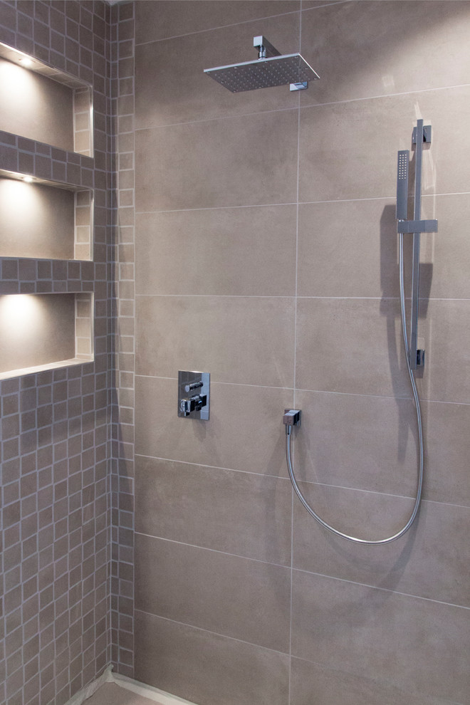Inspiration för mellanstora moderna badrum med dusch, med en kantlös dusch, beige kakel, porslinskakel, vita väggar och laminatgolv