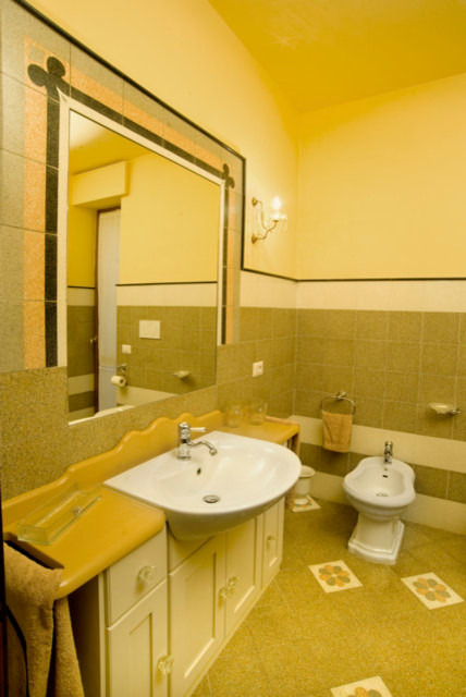 Идея дизайна: ванная комната с разноцветной плиткой, цементной плиткой, желтыми стенами, полом из терраццо и накладной раковиной