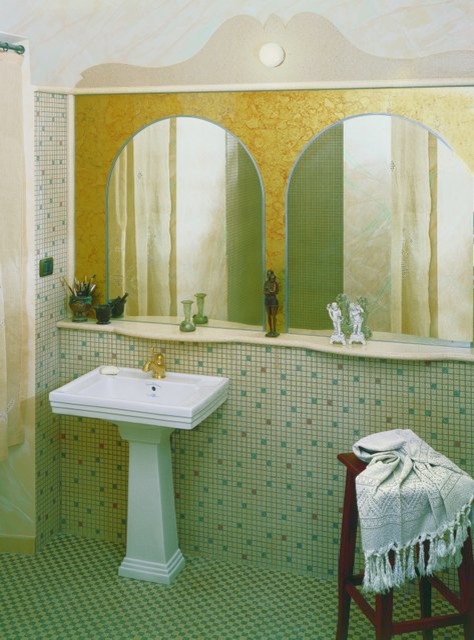 Klassisk inredning av ett badrum, med flerfärgad kakel, mosaik, terrazzogolv och ett piedestal handfat