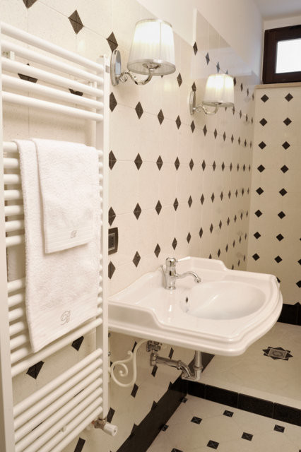 Idee per una stanza da bagno tradizionale con piastrelle multicolore, piastrelle di cemento e pareti bianche